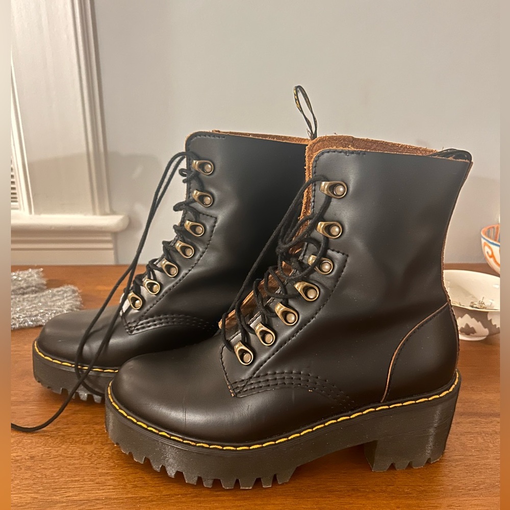 Dr Martens - LEONA WOMEN'S VINTAGE SMOOTH LEATHER HEELED BOOTS - Doc Martens
